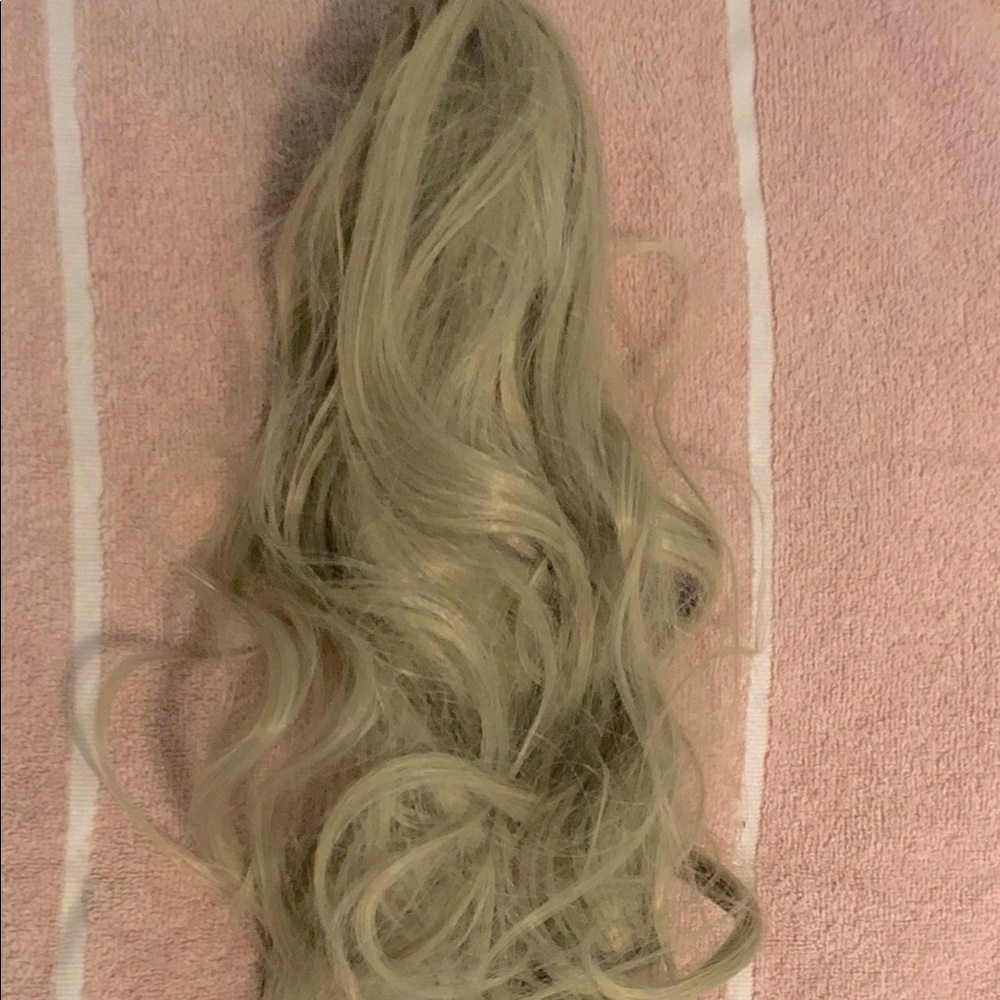 NEW! Fashion Claw Clip-In Long Curly Synthetic Pony Tail-  Light Blonde.